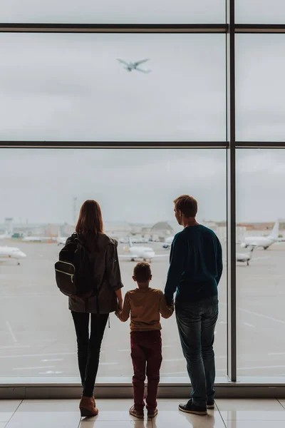 Família está olhando para o avião do aeroporto — Fotografia de Stock
