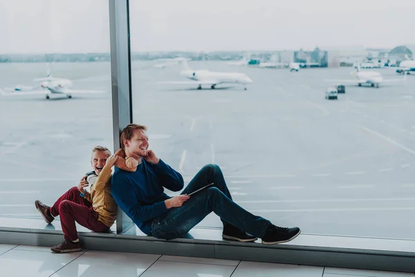 Allegro figlio e papà si stanno divertendo prima del volo — Foto Stock