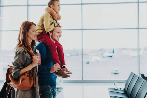 Enthousiast familie maakt zich klaar om te reizen door de lucht — Stockfoto