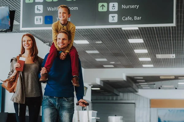 Los padres encantados con hijo están esperando el viaje en avión — Foto de Stock