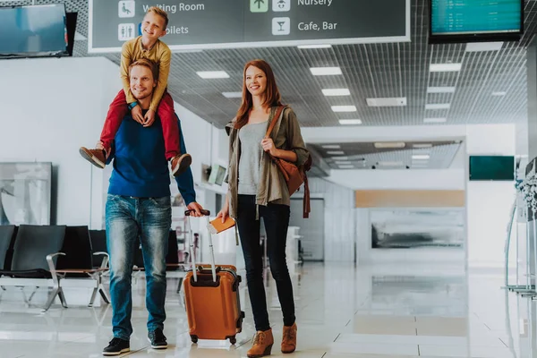 Merry family is going on holiday by plane — Stock Photo, Image
