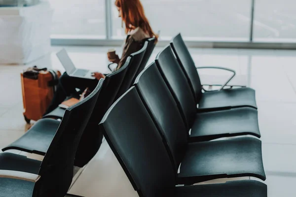 Bouchent Bras Tatouage Tribal Dun Client Dans Le Studio De