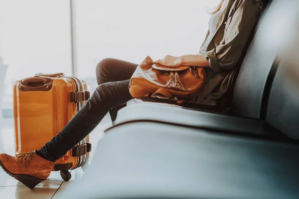 Senhora está descansando no lounge do aeroporto com bagagem — Fotografia de Stock
