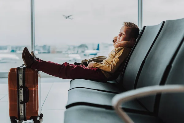 El niño está durmiendo en el vestíbulo antes del vuelo. — Foto de Stock