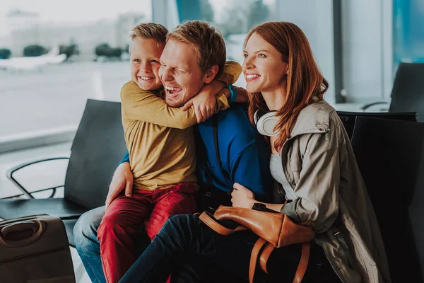 Vrolijke familie is het hebben van pret op luchthaven — Stockfoto