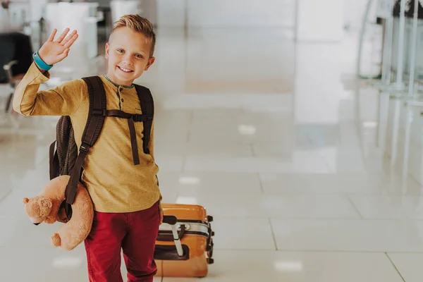 Feliz chico está saludando la mano antes del viaje — Foto de Stock