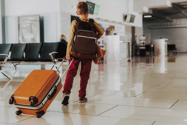 Menino vai em viagem no lobby do aeroporto — Fotografia de Stock