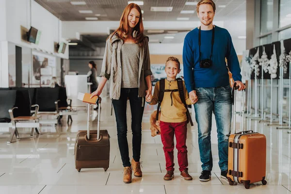 Família entusiasmada está pronta para viajar juntos — Fotografia de Stock