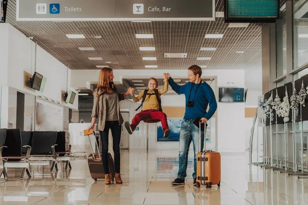 Feliz família está se divertindo com criança no aeroporto — Fotografia de Stock