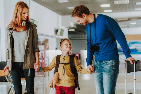 Alegre padres con hijo están a la espera de viaje — Foto de Stock