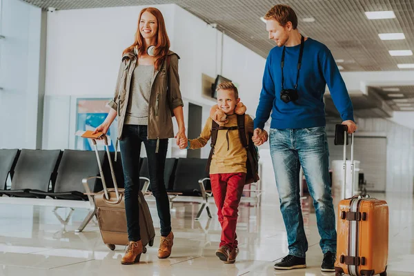 Lycklig familj kommer på semester tillsammans — Stockfoto