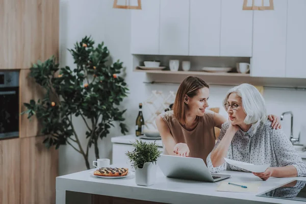 Dos mujeres están utilizando portátil en la taza de café interior — Foto de Stock