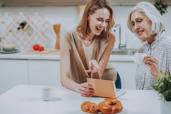 Neşeli kadın fotoğrafları annesi mutfakta için gösterilen