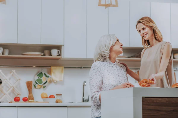 Vårdande kvinna behandlar mor med frukost — Stockfoto