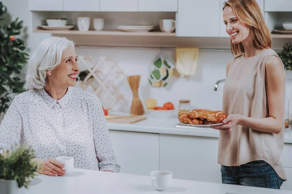 Jolly dama con su mamá están bebiendo café con bollos — Foto de Stock