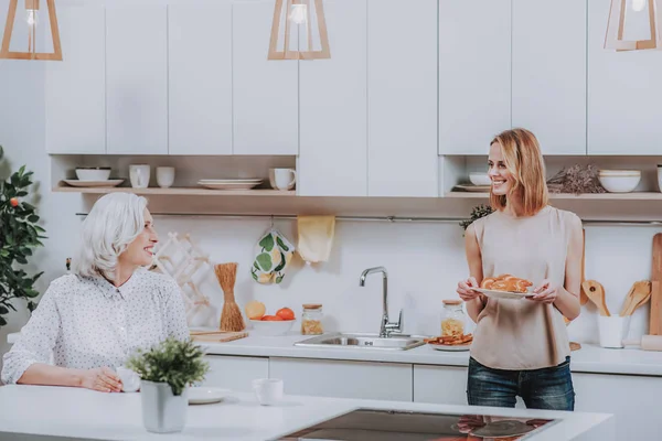 Mujer sonriente está desayunando con su madre — Foto de Stock