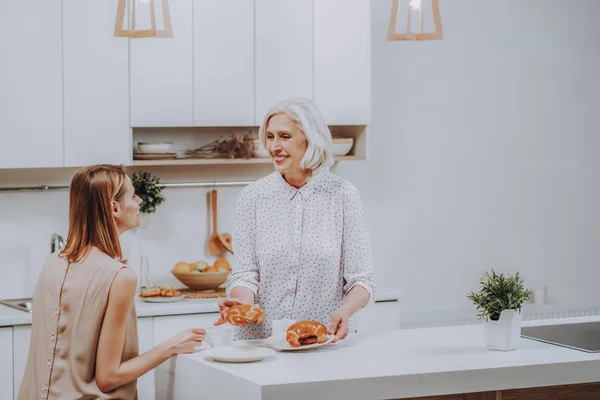 Erwachsenes Weibchen besucht Mutter zum Frühstück — Stockfoto