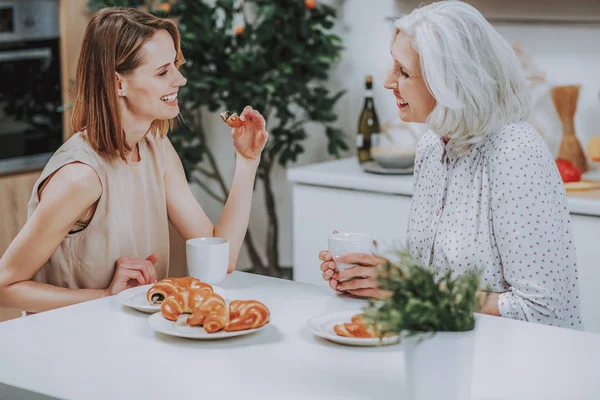Mutlu kadın evde çay Kupası'nda iletişim