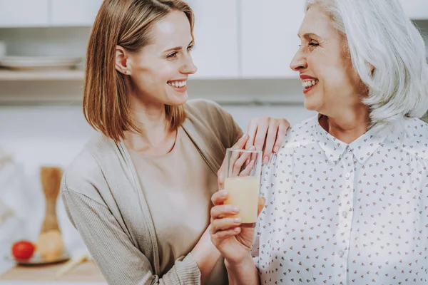 Cheerful female relatives are having fun in cozy kitchen — Stock Photo, Image