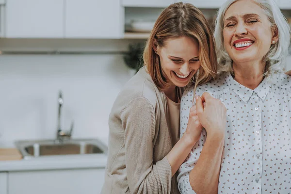 Feliz hembra se acurruca con mamá en casa —  Fotos de Stock