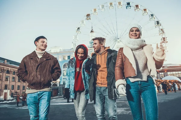 Jeune homme émotionnel parler à des amis tout en marchant avec eux — Photo