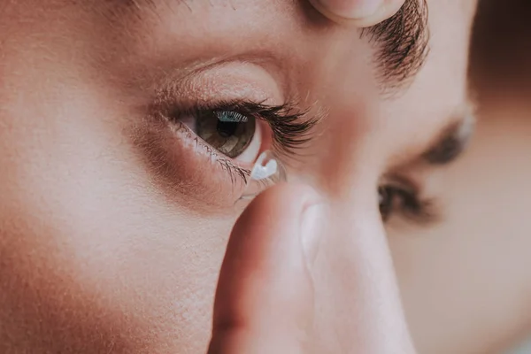 Primer plano de la persona colocando lente de contacto en su ojo — Foto de Stock