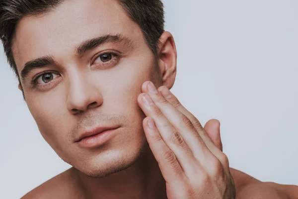 Close up de homem calmo tocando sua bochecha — Fotografia de Stock