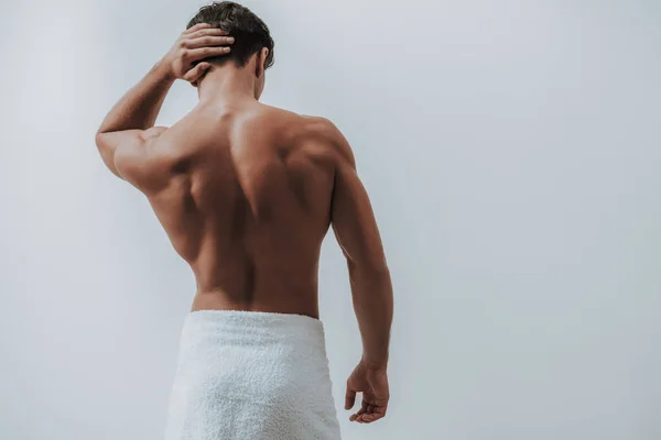 Μυώδης άνδρας σε λευκή πετσέτα αγγίζοντας τα μαλλιά του — Φωτογραφία Αρχείου