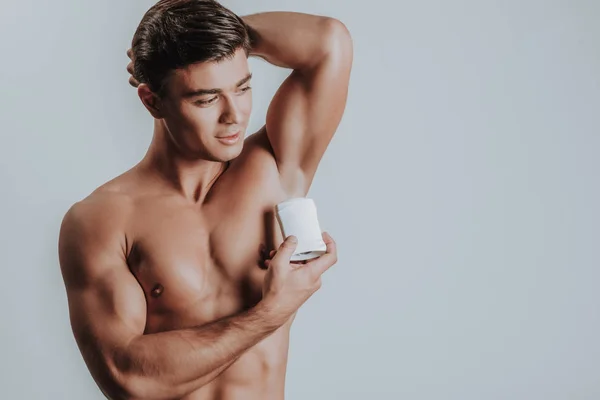 Kalm topless man die met deodorant in de buurt van de oksel — Stockfoto