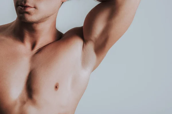 Close up de homem mostrando sua axila enquanto colocando o braço para cima — Fotografia de Stock
