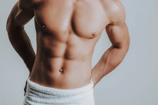 Close up de corpo muscular de homem jovem com toalha sobre ele — Fotografia de Stock