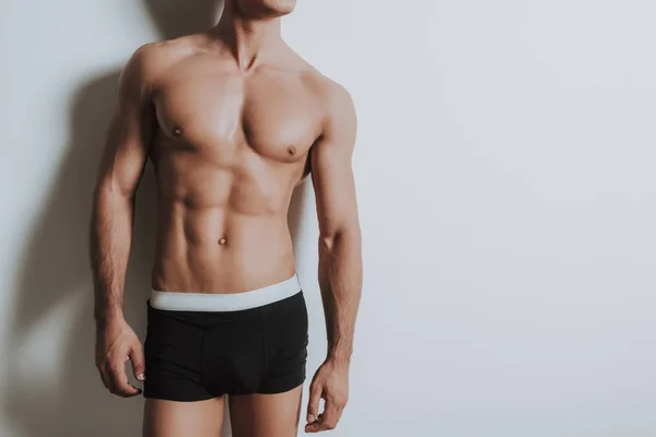 Молодий спортсмен без сорочки стоїть в чорній білизні — стокове фото