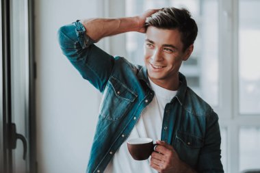 Kupası tutarak ve saç dokunmadan çekici adam yakın çekim