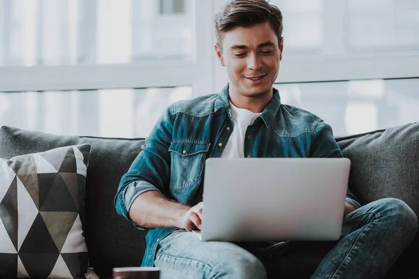 Modern laptop ile onun kucağa oturan gülümseyen adam