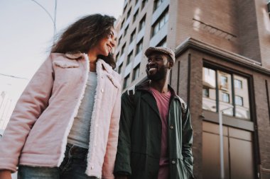 Sevgili çift şehir arka plan üzerinde yürüme gülümseyen