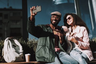 Genç çift selfie yapım telefon tarafından portresi