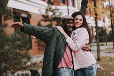 Erkek ve kadın aşıklar Caddesi'nde lovely kucaklamak