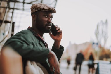 Genç erkek tarafından şehir bankta cep çağrı var