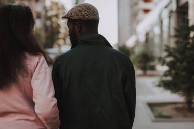 Sevgili çift birlikte şehir sokak yürüyüş