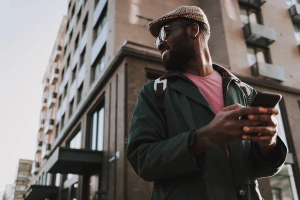 Taille vers le haut de téléphone portable de soutien masculin gai — Photo