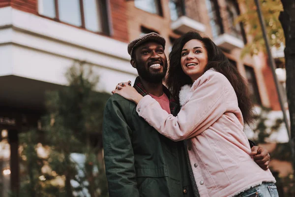 Amoureux souriants masculins et féminins sur la date romantique — Photo