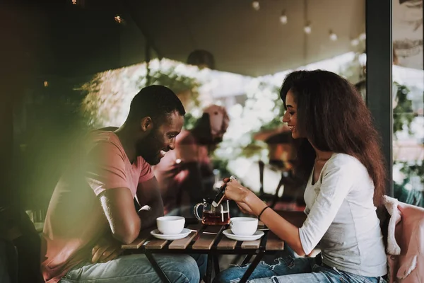 Paar trinkt Tee im Café — Stockfoto