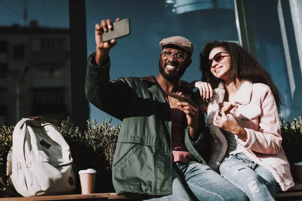 Portrét mladého páru, takže selfie telefonicky — Stock fotografie