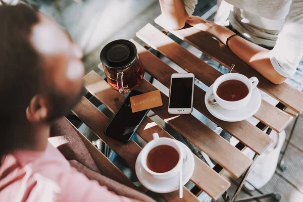 Ovanifrån av manliga och kvinnliga par i café — Stockfoto