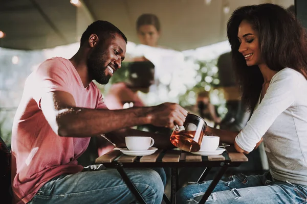 Cheerful female and male couple in cafe — Stock Photo, Image