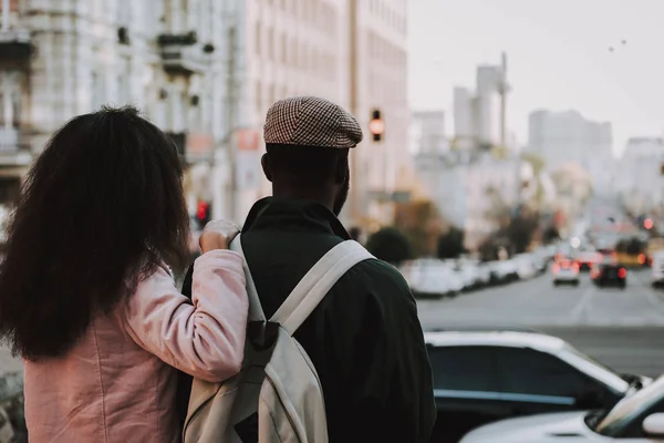 Geliebtes Paar läuft auf der Straße — Stockfoto
