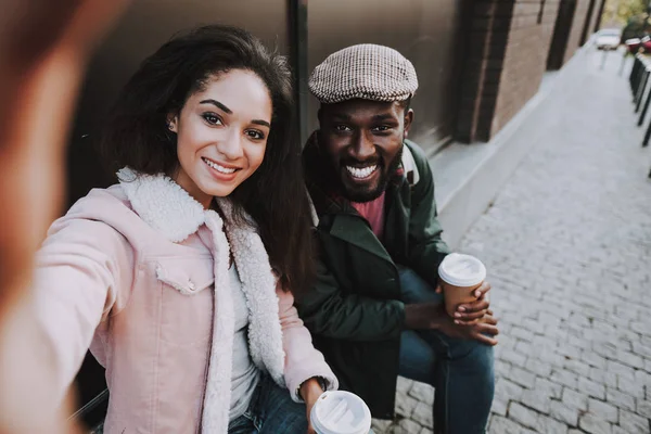 Ángulo superior de pareja amada haciendo selfie — Foto de Stock