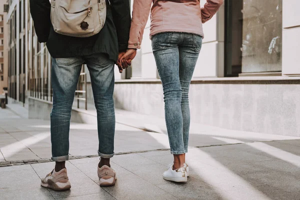 Amados hombres y mujeres caminando juntos — Foto de Stock