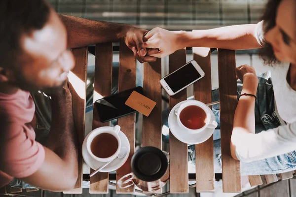 Top visning af elskede par sidder i cafe - Stock-foto