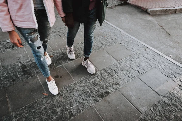 Geliebtes stilvolles junges Paar, das auf der Straße geht — Stockfoto